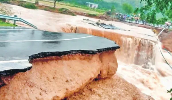 सवाई माधोपुर में हाईवे बहा, पटरियां डूबीं
