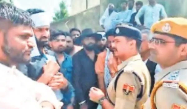 परिवार को मिलेगी सुरक्षा, बेटे के साथ रहेगा गार्ड... धरना खत्म