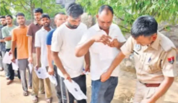 दुपट्टे उतरवाए तो कहीं चूड़ियां, लेट होने पर नहीं मिली एंट्री