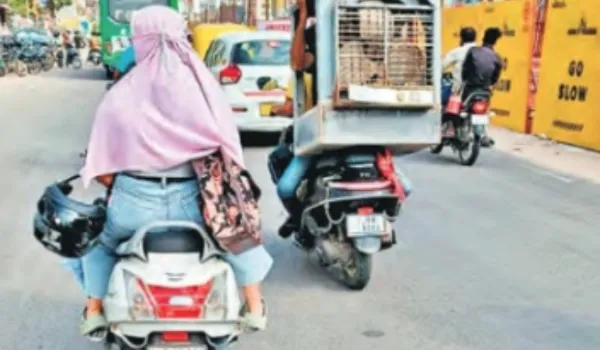 सिर पर नहीं, हैंडल पर हेलमेट... मौत को दे रहे हैं खुले आम न्योता