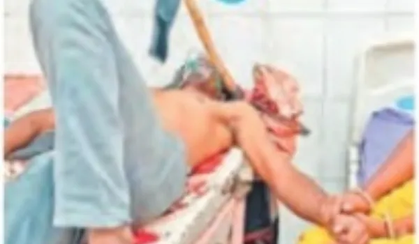 सोते युवक पर जानलेवा हमला सिर में कुल्हाड़ी अटकी