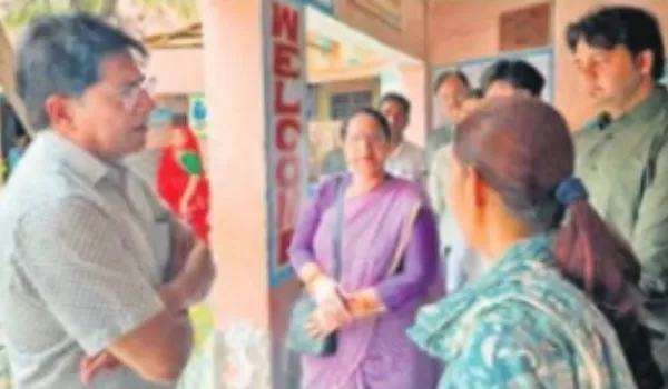 स्कूलों में छतों की देखी वास्तविक स्थिति, मिड-डे मील चखा