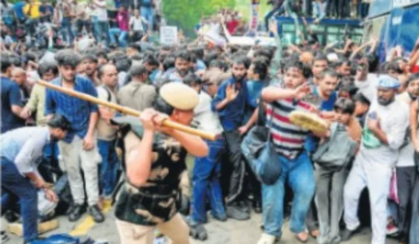 लाठीचार्ज और आंसू गैस के गोले छोड़े गए