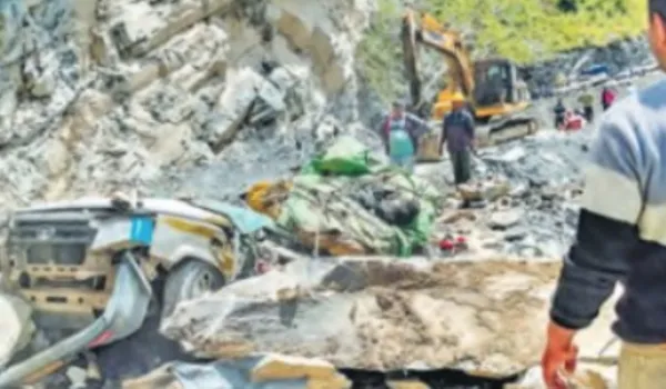 हिमाचलः कार पर गिरी चट्टान, 13 की मौत