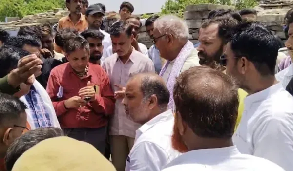 700 घरों में अवैध बिजली सप्लाई कर वसूलता था लाखों रुपए