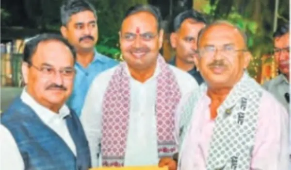 नड्डा को विधानसभा में नवाचारों का 'एक वर्ष' पुस्तक और डायरी भेंट की