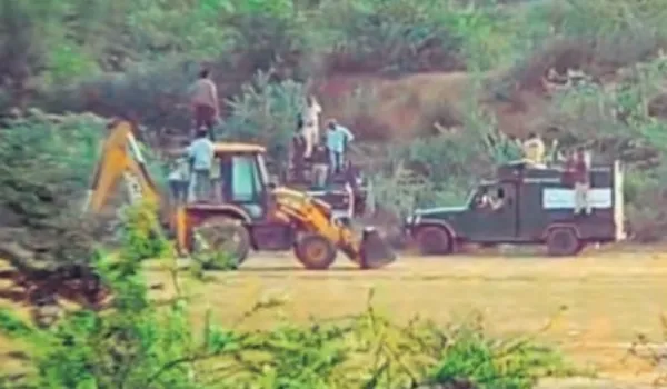 शेरपुर हेलीपैड पहुंचा टाइगर, JCB पर चढ़कर किया ट्रेंक्यूलाइज