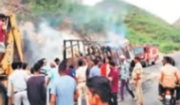 दो ट्रक जले, अजमेर में कार भभकी