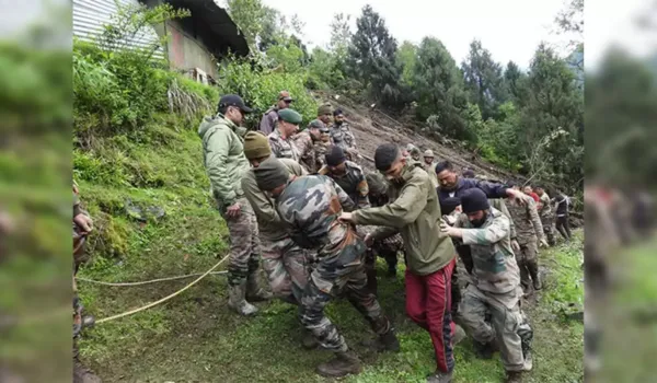 तीन जवान शहीद... छह सुरक्षाकर्मी लापता