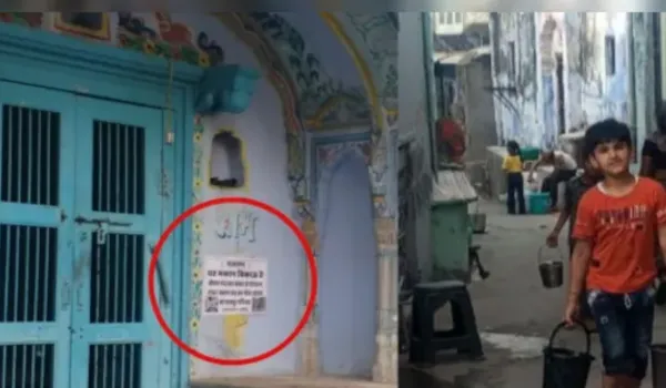 घरों के बाहर लगे पोस्टर, 'इस गली के सभी मकान बिकाऊ'