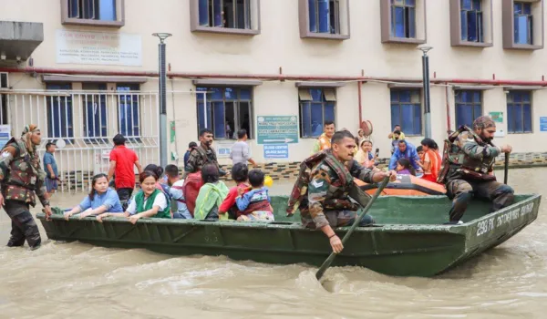 सिक्किम में में फंसे 1,678 पर्यटकों को निकाला, असम में हालात गंभीर