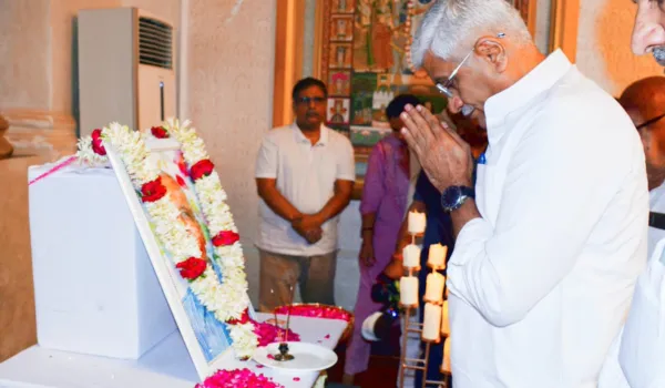 केंद्रीय मंत्रियों, सांसदों, IAS-IPS व पूर्व अफसरों ने अर्पित की श्रद्धांजलि
