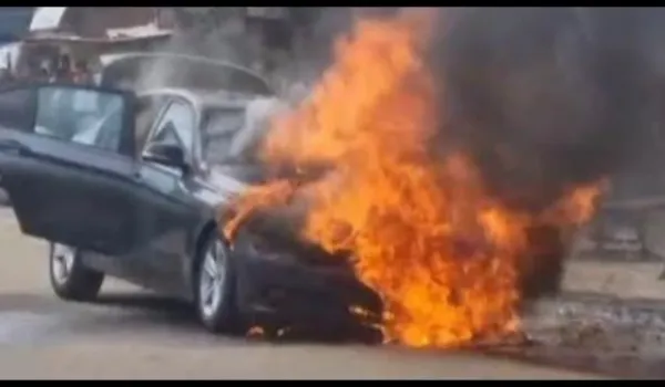 झोटवाड़ा में चलती BMW कार में लगी आग, मची अफरा-तफरी