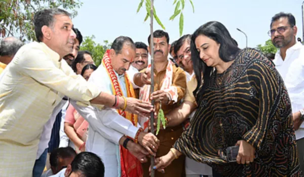 भाजपा प्रदेशाध्यक्ष राठौड़ ने लगाया अशोक का पौधा