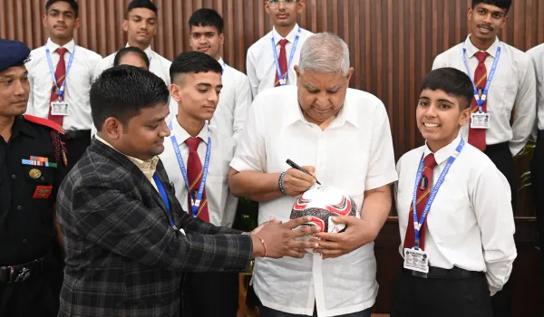 सैनिक स्कूलों में लड़कियों की भी भागीदारी गर्व की बातः धनखड़