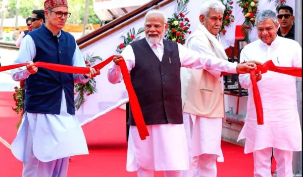 पीएम मोदी ने चिनाब पुल से पुल दिखाई नए कश्मीर की तस्वीर