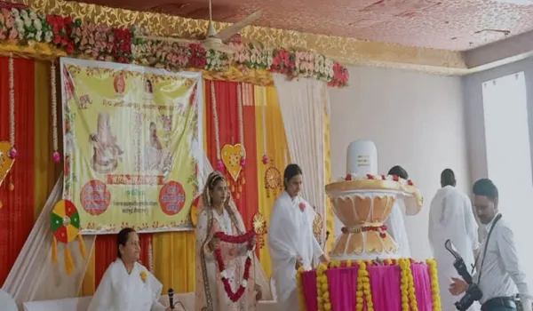 शिवलिंग को पहनाई वरमाला, मां और मामा ने किया कन्यादान