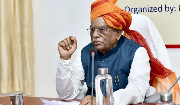 राज्यपाल ने सिरोही में ली जिला स्तरीय समीक्षा बैठक बच्चों में तार्किक दृष्टिकोण विकसित करें