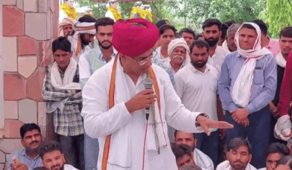 नाखुश पटरियों पर बैठे तीन घंटे बाद ट्रैक से हटे