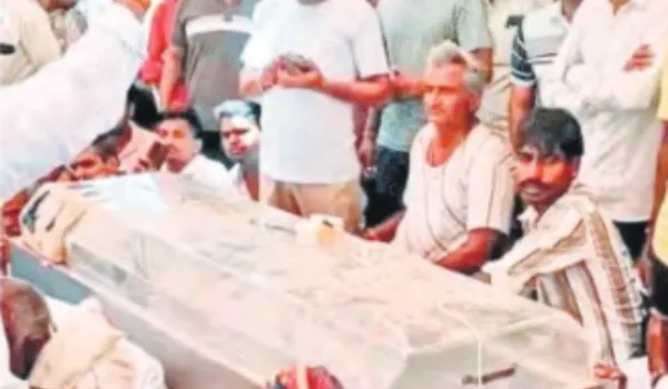 बजरी माफिया के डंपर ने व्यापारी को कुचला... शव रख कर प्रदर्शन