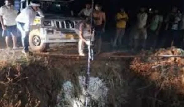 बाइक समेत गहरे कुएं में गिरा किशोर... मौत