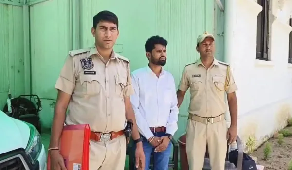 शिक्षा मंत्री को मिठाई के डिब्बे में दिया 5 हजार रु. का लिफाफा