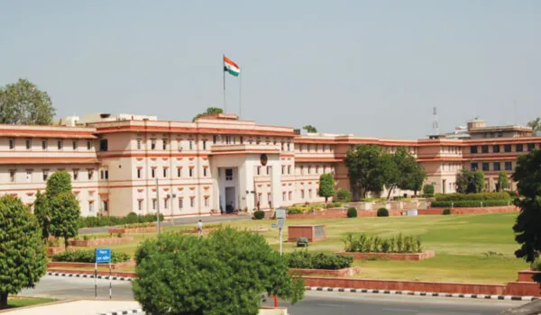 115 किमी दूर के जिले का चार्ज देना चर्चाओं में