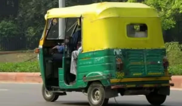 ईमानदारी पर ई-रिक्शा चालक सम्मानित