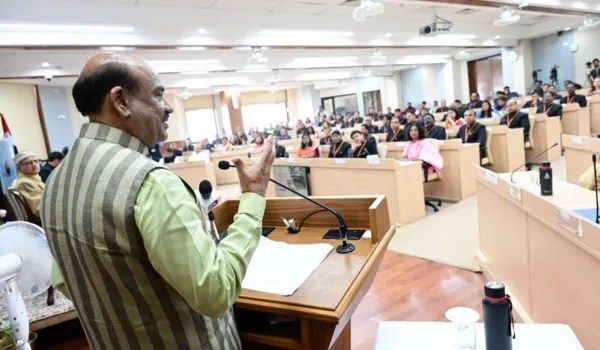 जनता के दिलों में बसते हैं ईमानदार अफसरः बिरला