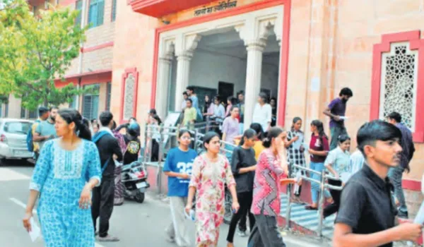 त्रिस्तरीय जांच के बाद ही एंट्री... उतारने पड़े नोजपिन-कड़े, ताबीज
