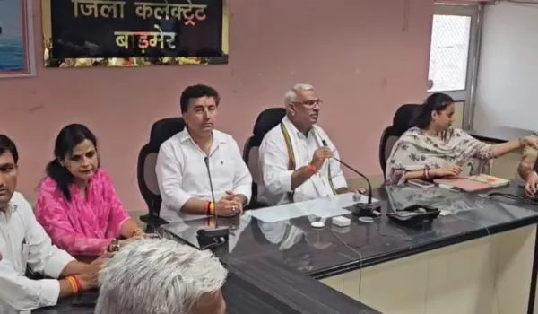 मीटिंग में आए हैं, तालाब की भराव क्षमता पता नहीं... नीचे बैठ जाओ