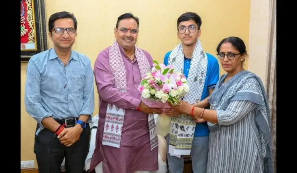 मुख्यमंत्री भजनलाल शर्मा से नीट टॉपर महेश कुमार ने की मुलाकात