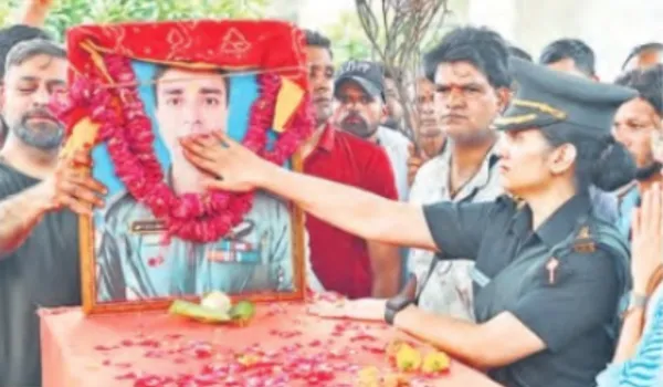 सैल्यूट के साथ अंतिम विदाई... कर्नल पत्नी चलीं फोटो थामे