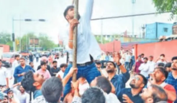टेंट लगाने पर पुलिस-नेताओं में धक्का-मुक्की, सड़क जाम