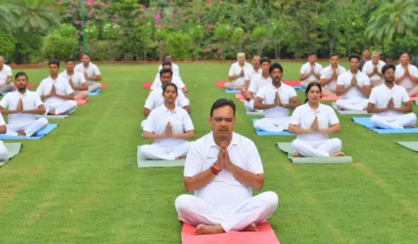 विद्यार्थियों व सुरक्षाकर्मियों संग मुख्यमंत्री ने किया योग