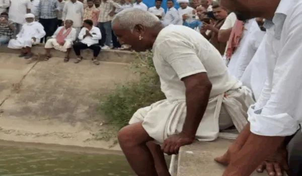 सांचौर को जिला बनाने की मांग, नहर में कूदे 3 बुजुर्ग
