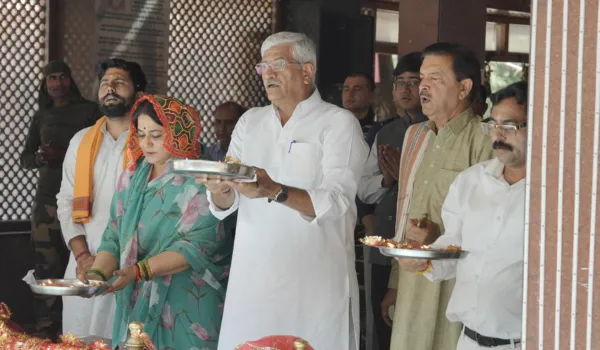 शेखावत ने किए माता खीर भवानी के दर्शन