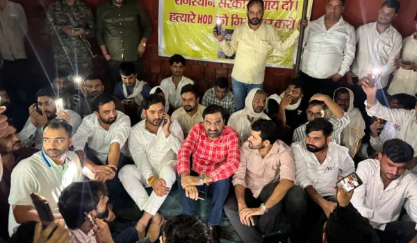 धरना जारी... आज CM आवास कूच का ऐलान