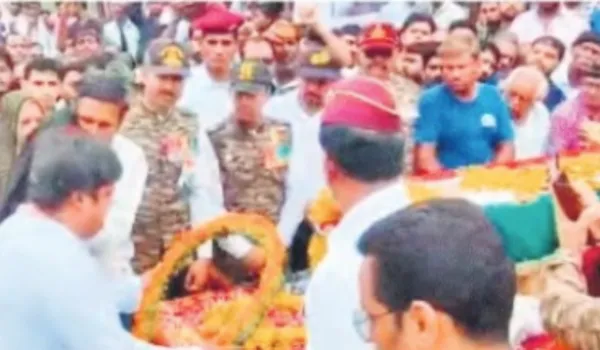 दादा की गोद में बैठकर 5 साल के मासूम बेटे ने दी मुखाग्नि