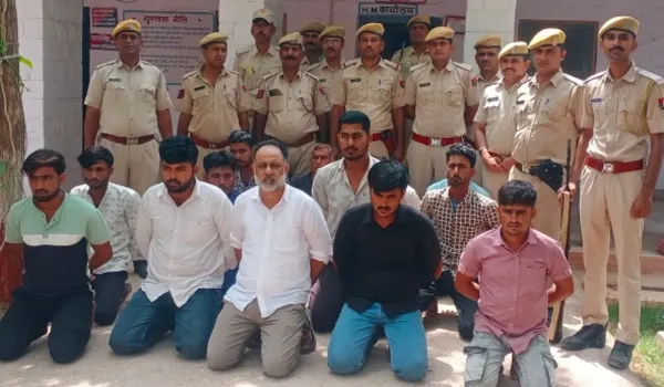 आरोपी को पकड़ा तो भीड़ का थाने पर पथराव, 13 गिरफ्तार