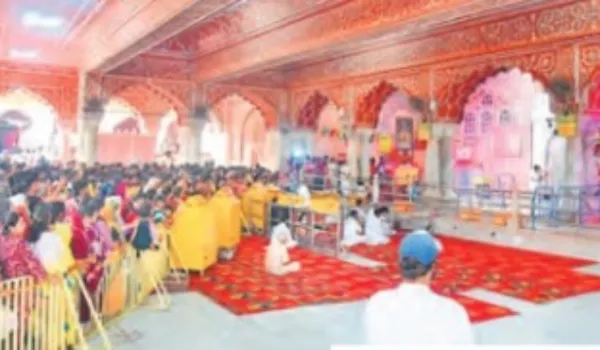 ठाकुरजी के आठ की जगह 25 फीट दूर से हुए दर्शन