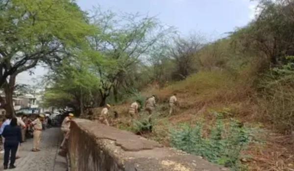 युवती का चेहरा कुचलकर हत्या, रेप की आशंका