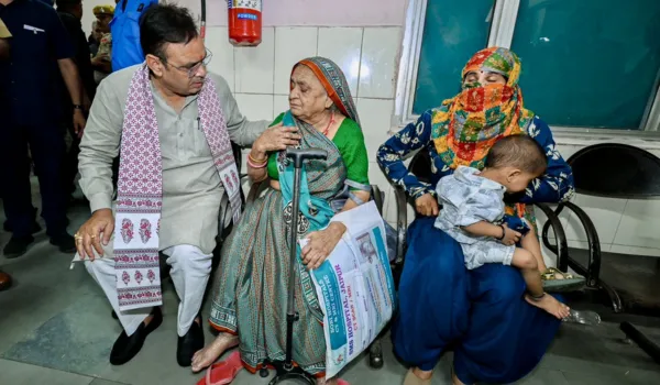 एयरपोर्ट से सीधे SMS पहुंचे CM स्वास्थ्य सेवाओं का लिया जायजा