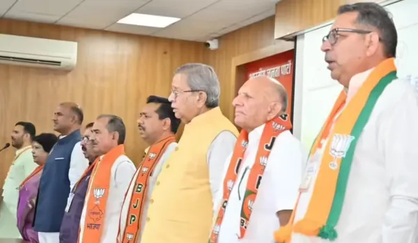 परिचय से हुई शुरुआत, बूथ और मोर्चों की जानी स्थिति
