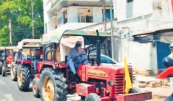 ट्रैक्टर के आगे खड़े होकर आईपीएस ने किसानों को रोका
