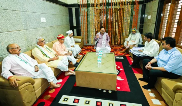 सीएम भजनलाल शर्मा ने सपत्नीक की गिरिराज जी की सप्तकोसीय परिक्रमा
