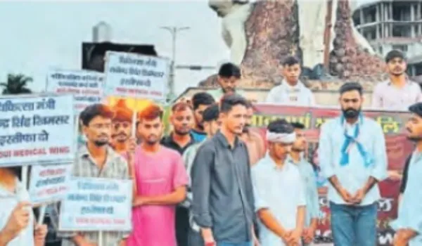 त्रिमूर्ति सर्किल पर श्रद्धांजलि सभा, SMS पर धरना-प्रदर्शन