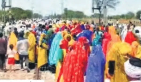 किसानों के रेलवे ट्रैक जाम से प्रशासन में हड़कंप