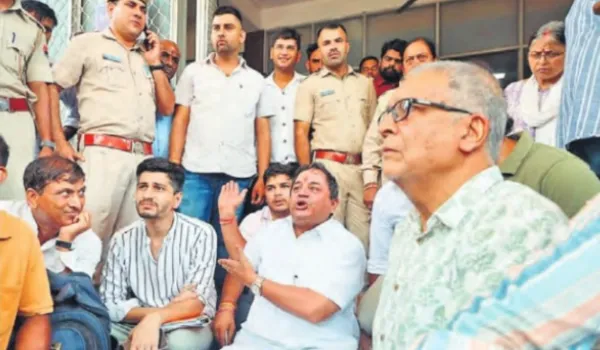 जनसेवा शिविर में जनाक्रोश जेडीए में दो घंटे तक हंगामा