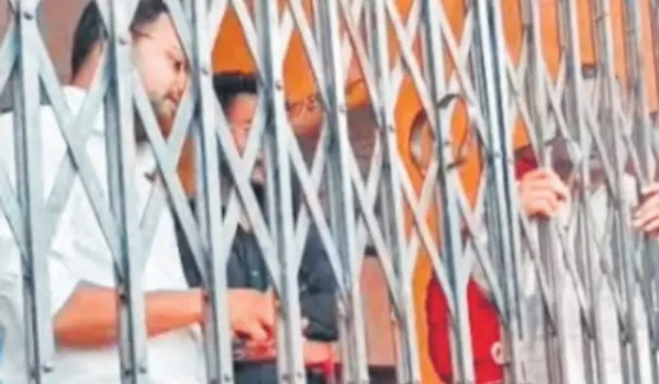 नायब तहसीलदार और कार्मिकों को भवन में किया बंद